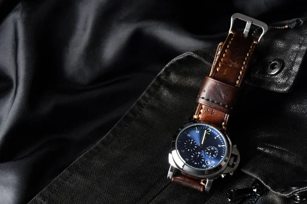 Montre Mode Luxe Avec Cadran Bleu Bracelet Cuir Brun Bracelet — Photo