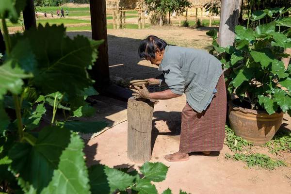 Nakhon Ratchasima Tailandia Diciembre 2016 Una Anciana Alfarera Identificada Haciendo —  Fotos de Stock