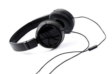 beyaz arkaplan üzerinde izole siyah kulaklık