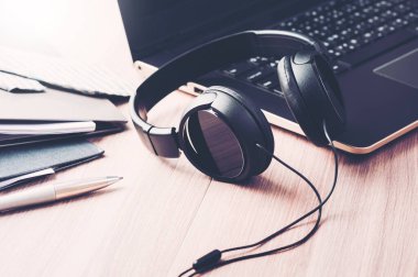 kablolu siyah kulaklık masaüstünde izole edildi