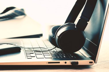 kablolu siyah kulaklık masaüstünde izole edildi