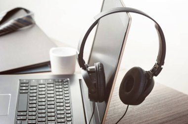 kablolu siyah kulaklık masaüstünde izole edildi