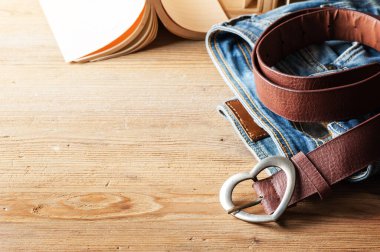 yakın plan kahverengi deri kadın kemeri metal kalp şeklinde kemer tokası tahtanın üzerinde