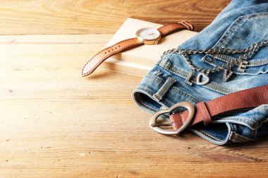 yakın plan kahverengi deri kadın kemeri metal kalp şeklinde kemer tokası