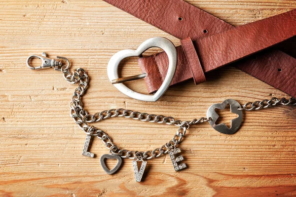 Nahaufnahme Brauner Ledergürtel Für Frauen Mit Herzförmiger Metallschnalle Und Love — Stockfoto