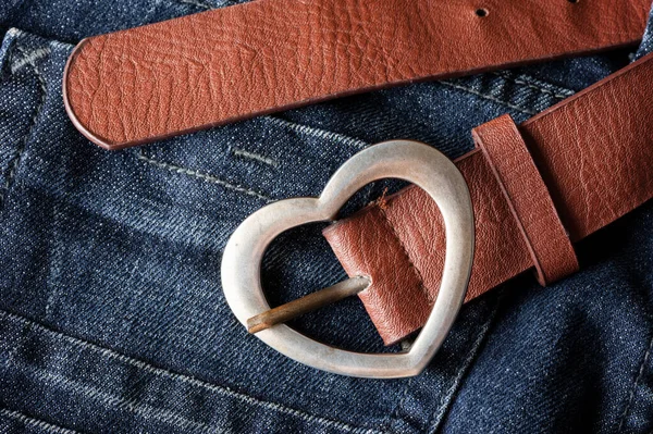 Close Bruin Leer Vrouw Riem Met Metalen Hartvormige Riem Gesp — Stockfoto