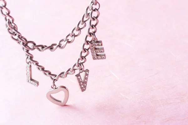 Abstrahieren Sie Das Wort Liebe Von Weiblichen Accessoires Metallkette Herzform — Stockfoto