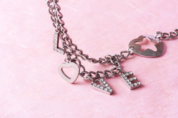 Resumen Palabra Amor Mujer Accesorio Cadena Metal Forma Corazón Diamantes —  Fotos de Stock