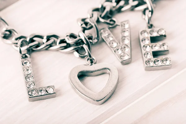 Astratto Parola Amore Donna Accessorio Catena Metallo Forma Cuore Diamanti — Foto Stock