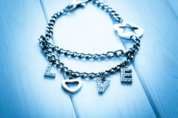 Resumen Palabra Amor Mujer Accesorio Cadena Metal Forma Corazón Diamantes — Foto de Stock
