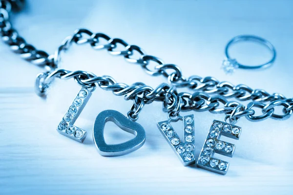 Resumo Palavra Amor Acessório Mulher Cadeia Metálica Forma Coração Diamantes — Fotografia de Stock