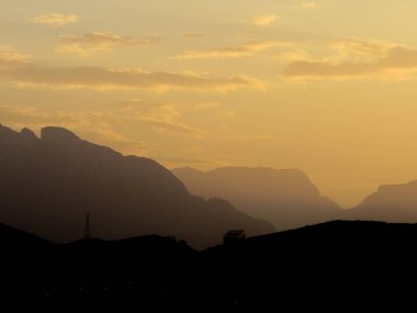 alacakaranlıkta dağlar