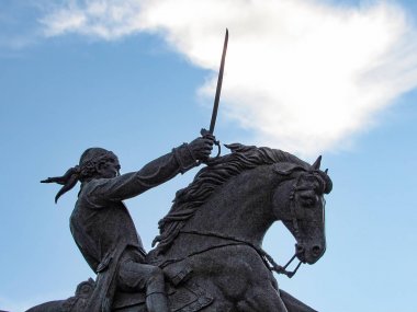 Bir binicilik ve bir kılıç tutan adam