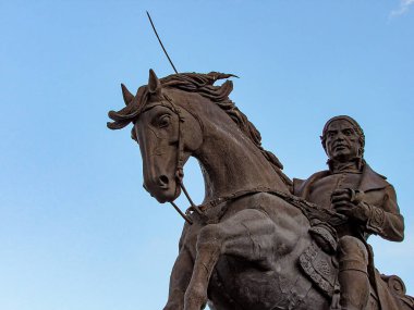 Bir binicilik ve bir kılıç tutan adam