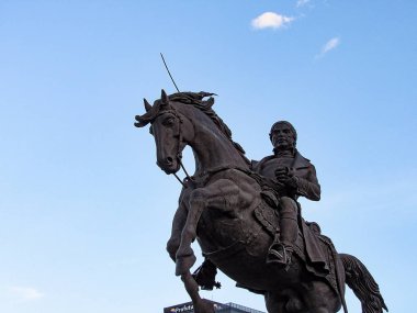 Bir binicilik ve bir kılıç tutan adam