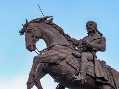 Bir binicilik ve bir kılıç tutan adam