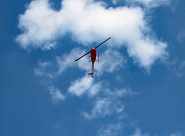 Kırmızı helikopter uçuş