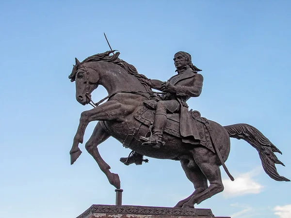 Человек верхом на коне и с мечом в руках — стоковое фото