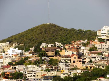 Şehir Monterrey, bir dağın dibinde