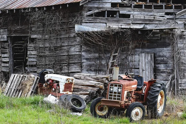 Старий трактори в сарай — стокове фото