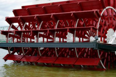 Paddlewheel bir nehir tekne