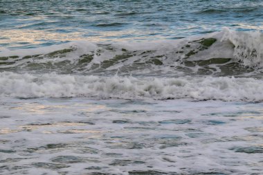 dalgalar dışarı gidiyor