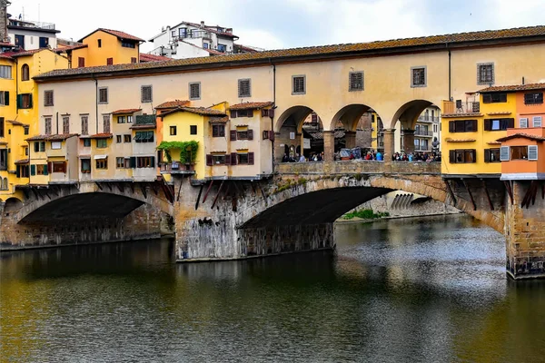 Γέφυρα Ponte Vecchio, στις όχθες του ποταμού — Φωτογραφία Αρχείου