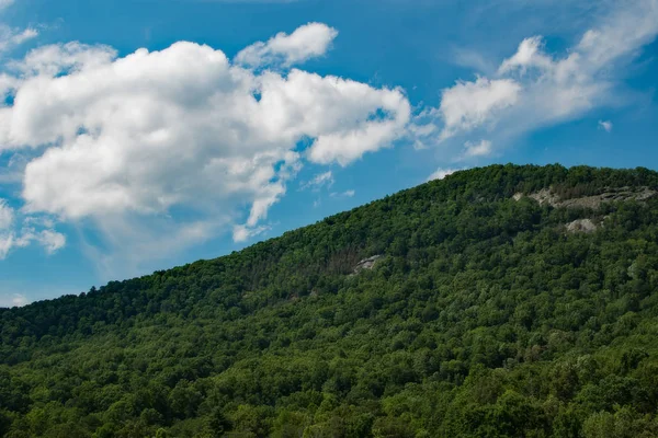 Nubes en la montaña — Foto de Stock