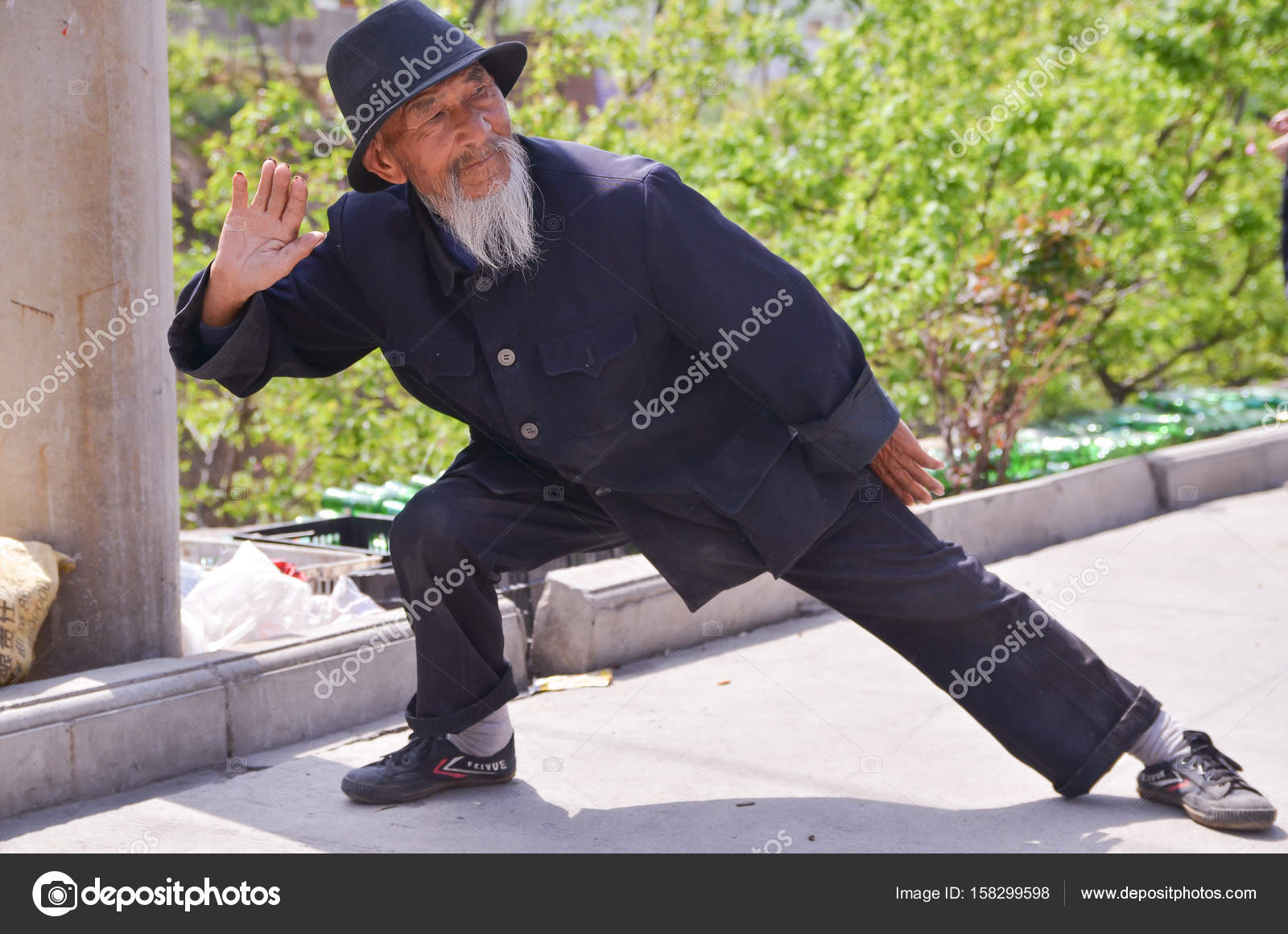Old Chinese Man Kung Fu Demonstration 5 Stock Editorial Photo