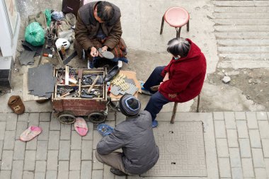 Çin'deki bir ayakkabıcı.