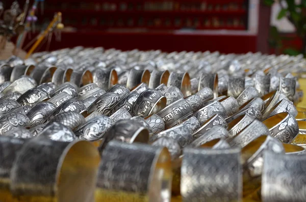 Серебряные браслеты Луангпрабанга — стоковое фото