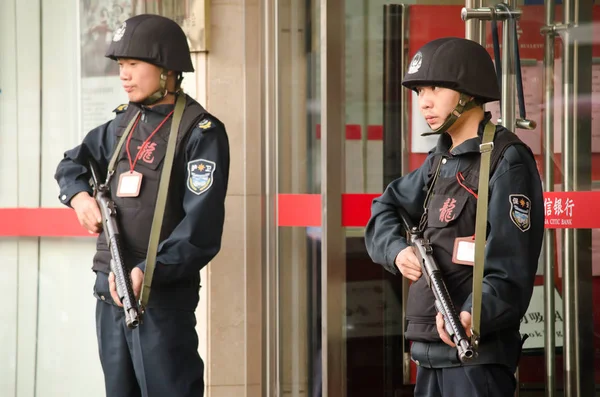 Охоронців в китайське банку. — стокове фото