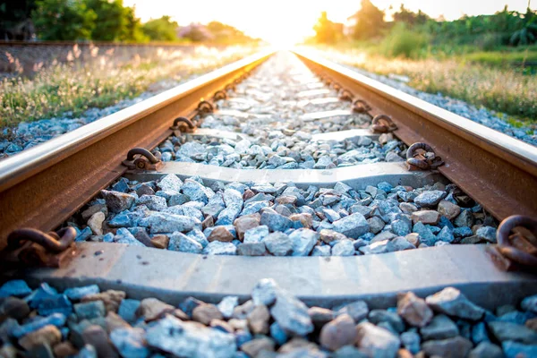 Ferrocarril en la roca a lo largo del campo de hierba — Foto de Stock