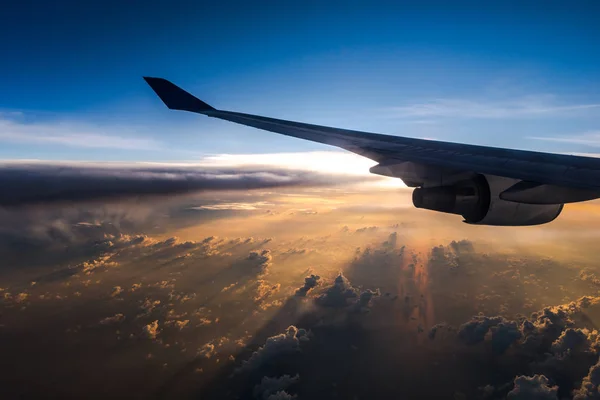 Uçak kanadı içinden güzel günbatımı Zamanı.