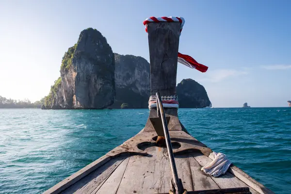 Tayland Andaman Denizi üzerinde geleneksel long tail tekne yelken