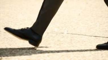 erkek kişi ağır çekim yakın iş insanlar arka plan kadar yürüyüş