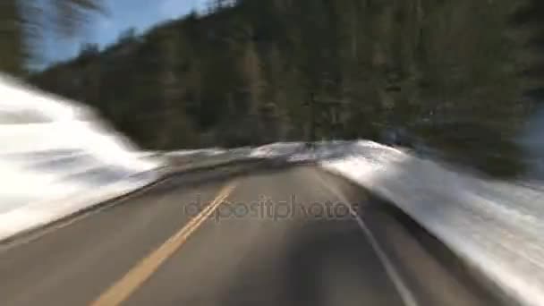 Conduciendo por montañas nevadas — Vídeos de Stock