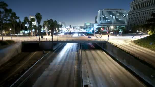 Autostrada traffico notturno sentieri leggeri — Video Stock