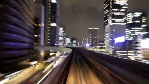 Pov elevado viaje en tren a través del puente del arco iris y a través de tokyo hons — Vídeos de Stock