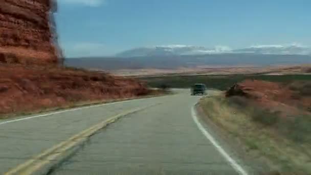 在沙漠公路上疾驰而过 — 图库视频影像
