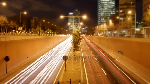 Zoom en velocidad media coche — Vídeo de stock