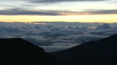 bulutlar timelapse üzerinde güzel yükselen güneş
