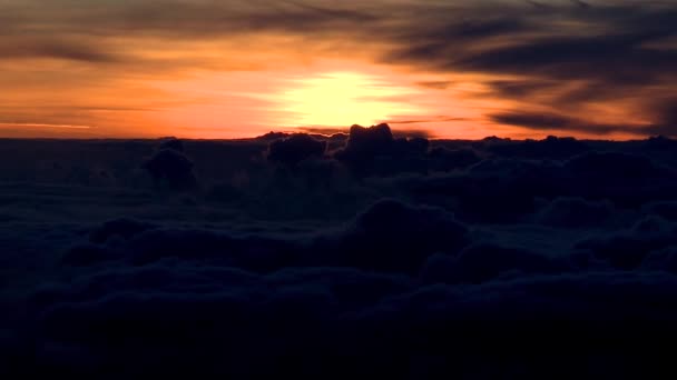 Над облаками восход солнца — стоковое видео