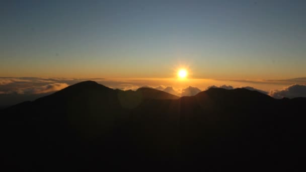 Όμορφη ανατολή του ηλίου πάνω από το βουνό σύννεφο εύρος timelapse — Αρχείο Βίντεο