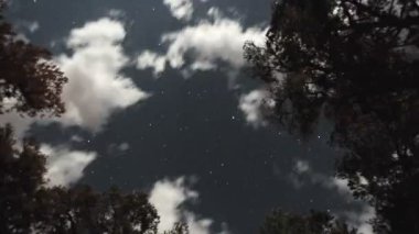 gece timelapse, bulutlar ve yıldız yükü