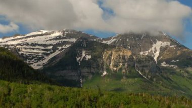 bulutlar karanlık dağ ve Yeşil Vadi üzerinden geçmek