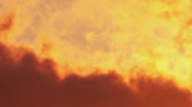 bulutlar üzerinde parlak gökyüzü süpürme