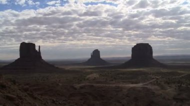 kaya oluşumu çöl ve timelapse bulut