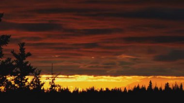yoğun bulutlar ile parlayan güneş batıyor