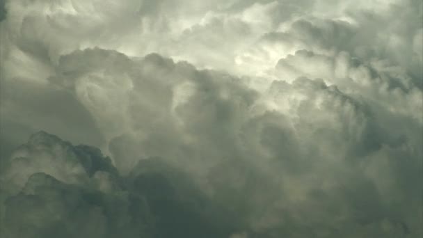 Billowing clouds flowing in the sky — Stock Video